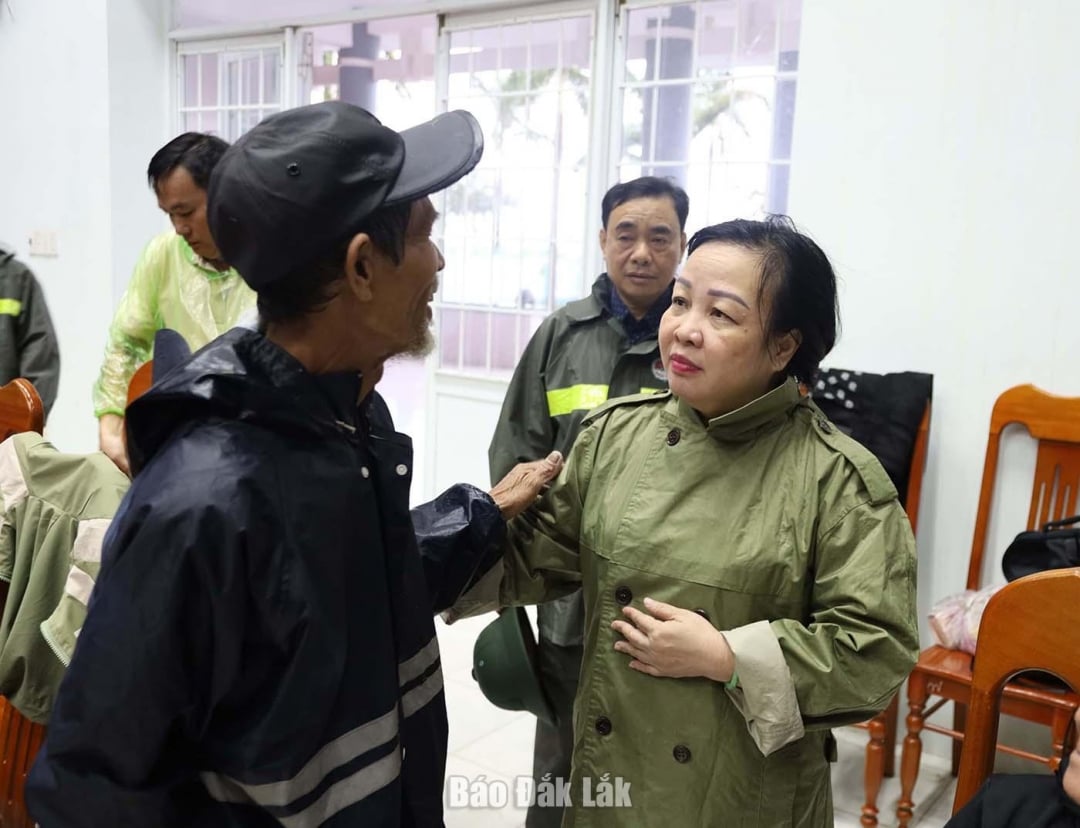 प्रांतीय पार्टी समिति की स्थायी उप-सचिव और प्रांतीय जन परिषद की अध्यक्ष काओ थी होआ आन ने ताई होआ कम्यून के लोगों का उत्साहवर्धन किया और उनके साथ अपनी बातें साझा कीं। चित्र: ले थान