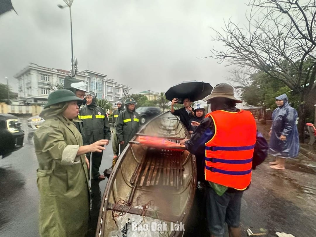 डाक लाक प्रांतीय नेता ताई होआ कम्यून में आपदा निवारण बलों का निरीक्षण और उन्हें संगठित करते हुए। फोटो: डांग डू