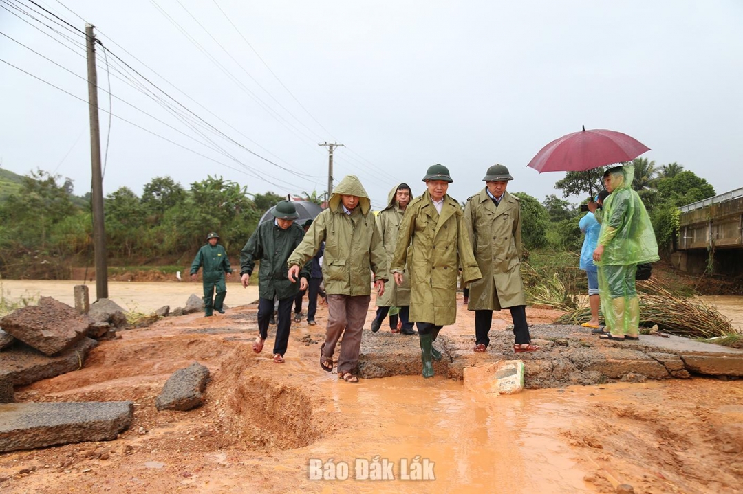 प्रांतीय जन समिति के अध्यक्ष ता आन्ह तुआन ने यांग माओ कम्यून में बाढ़ और भूस्खलन से निपटने के निर्देश दिए। फोटो: मिन्ह ची