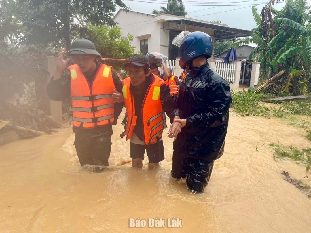 होआ मेरे कम्यून के अधिकारी लोगों को सुरक्षित स्थान पर पहुँचाने में मदद कर रहे हैं। फोटो: थुई थाओ