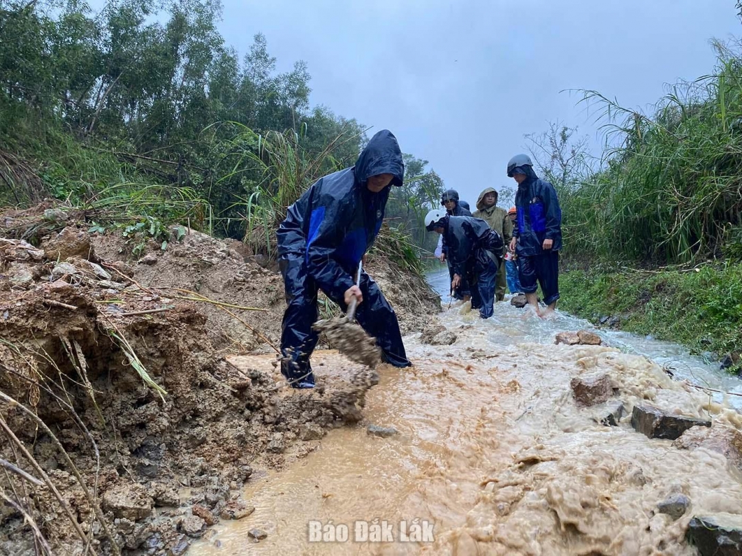 वैन होआ कम्यून पुलिस ने राजमार्ग 19सी पर भूस्खलन को साफ़ करने के लिए यातायात पुलिस के साथ समन्वय किया। चित्र: प्रांतीय पुलिस द्वारा प्रदत्त