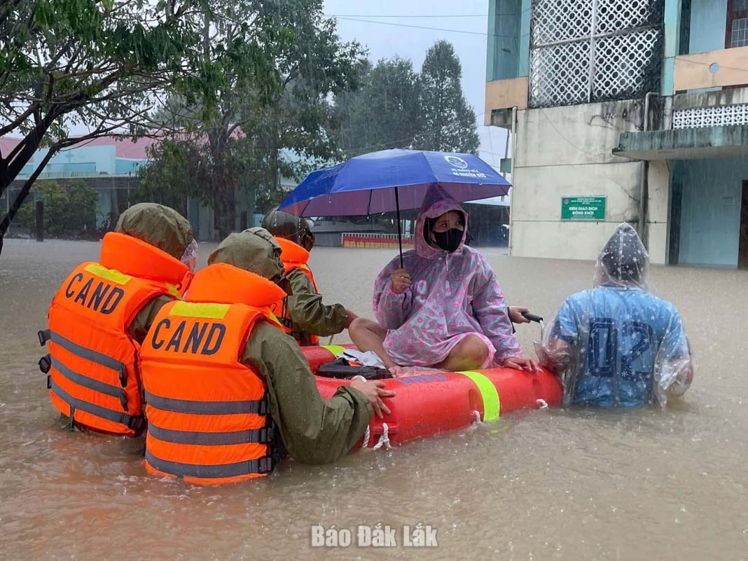 होआ थिन्ह कम्यून पुलिस ने एक गर्भवती महिला को बाढ़ से उबरने और समय पर बच्चे को जन्म देने में मदद की। तस्वीर: प्रांतीय पुलिस द्वारा प्रदान की गई