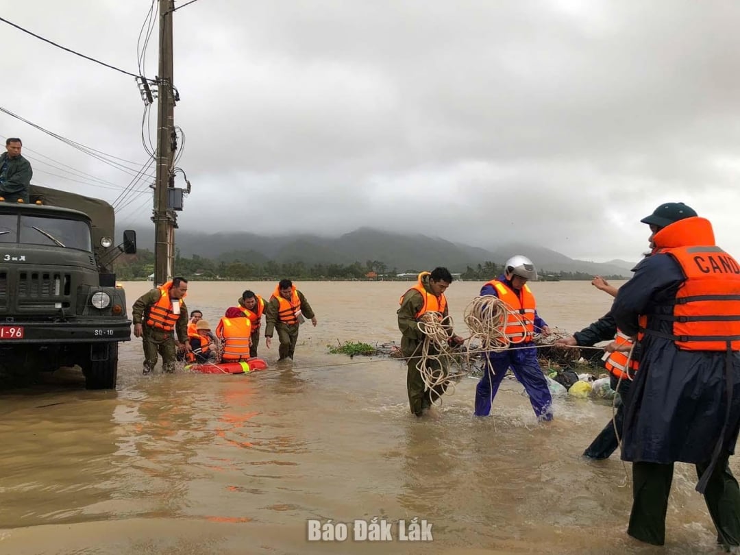 सेना और पुलिस अधिकारी और सैनिक बाढ़ के दौरान लोगों के लिए मज़बूत सहारा बनते हैं। फोटो: योगदानकर्ता