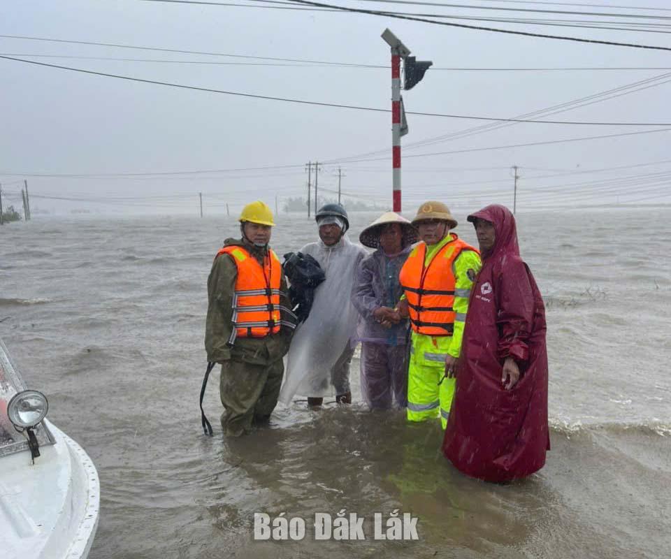 श्री गुयेन वान निन्ह और उनकी पत्नी, सुश्री फु थी न्गोक लुआन, दोनों फु होआ 2 कम्यून के निवासी हैं, जिन्हें अधिकारियों ने पानी के विशाल सागर के बीच से बचाया। तस्वीर: प्रांतीय पुलिस द्वारा प्रदान की गई।