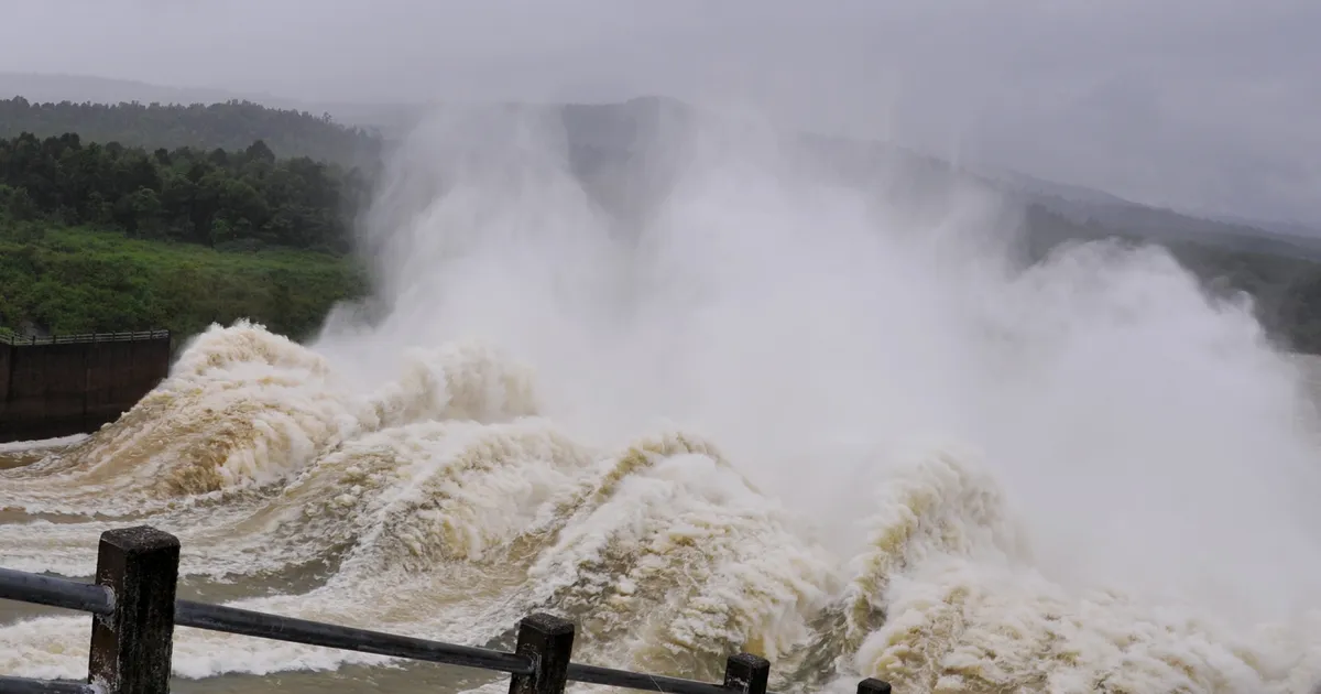 Đắk Lắk: Thủy điện Sông Ba Hạ xả điều tiết 16.100m³/s, hạ du bị ngập nặng