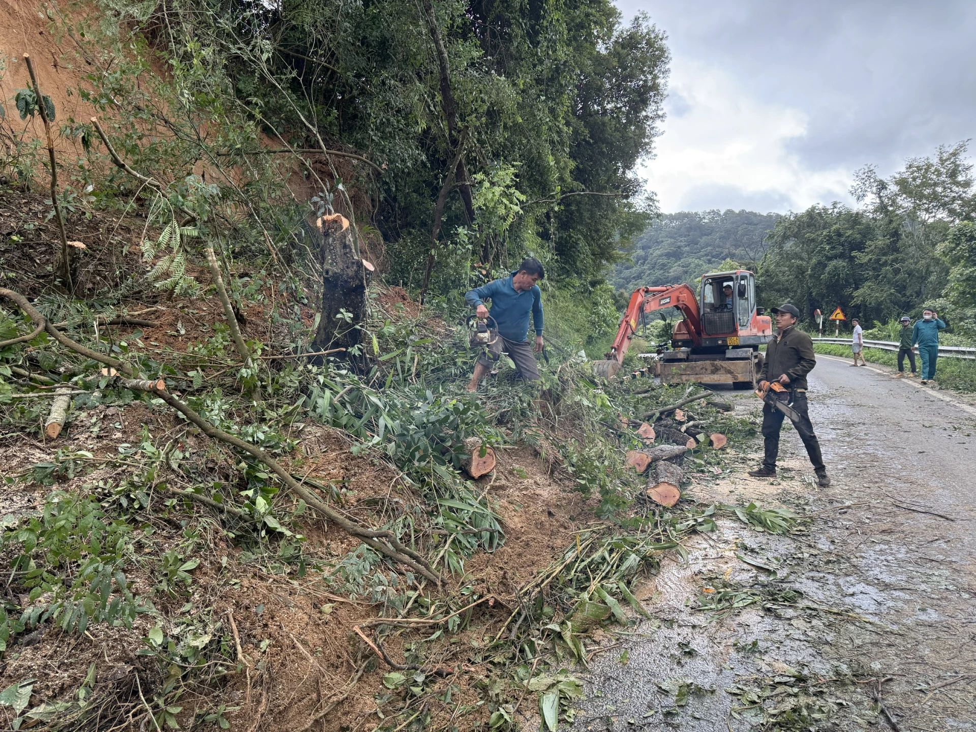 Đèo  Sông Pha xuất hiện tình trạng sạt lở ở nhiều điểm