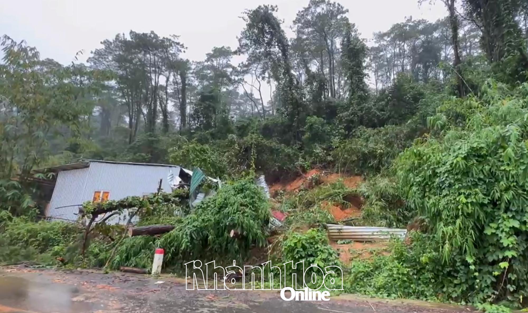 Một khu vực xảy ra sạt lở đất tại xã Khánh Sơn