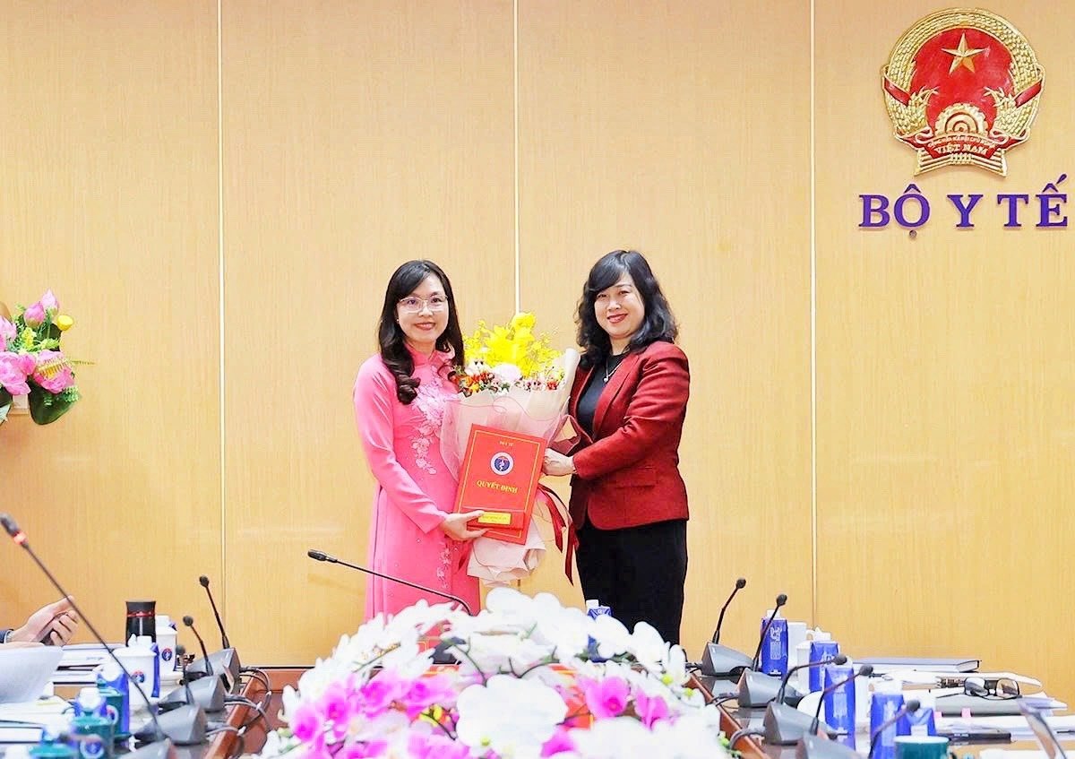 Bộ trưởng Bộ Y tế trao quyết định điều động, bổ nhiệm, bổ nhiệm lại lãnh đạo nhiều đơn vị- Ảnh 1.