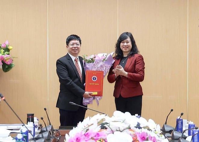 Menteri Kesihatan menyerahkan keputusan mengenai pemindahan, pelantikan dan pelantikan semula pemimpin banyak unit - Foto 3. Bộ trưởng Bộ Y tế trao quyết định điều động, bổ nhiệm, bổ nhiệm lại lãnh đạo nhiều đơn vị- Ảnh 3.