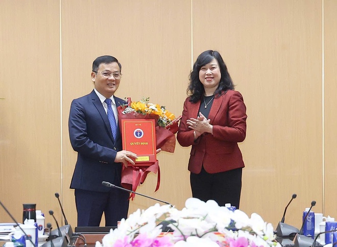 Menteri Kesihatan menganugerahkan keputusan mengenai pemindahan, pelantikan dan pelantikan semula pemimpin banyak unit - Foto 4. Bộ trưởng Bộ Y tế trao quyết định điều động, bổ nhiệm, bổ nhiệm lại lãnh đạo nhiều đơn vị- Ảnh 4.