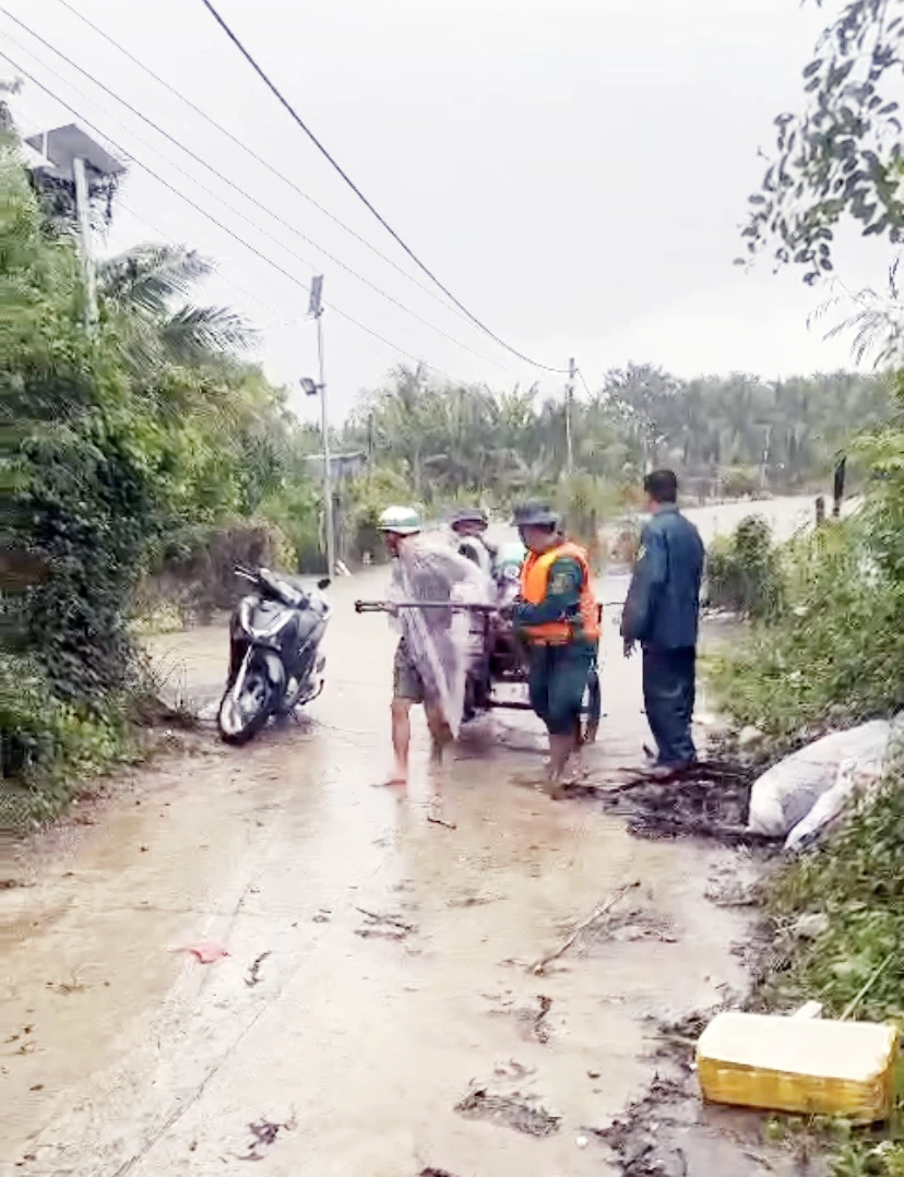 Hỗ trợ người dân di dời đến nơi an toàn.