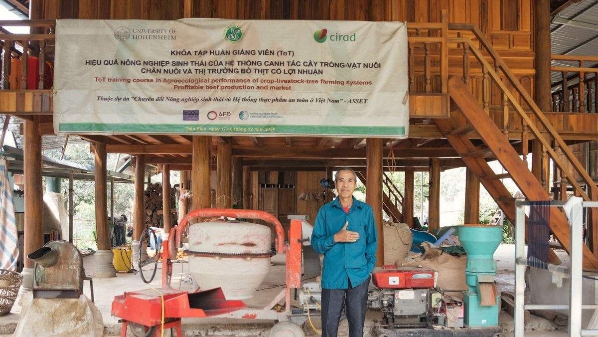 Ông Vì Văn Bun bên cạnh các loại máy được hỗ trợ để ủ, thái, nén phân. Ảnh: Linh Linh.