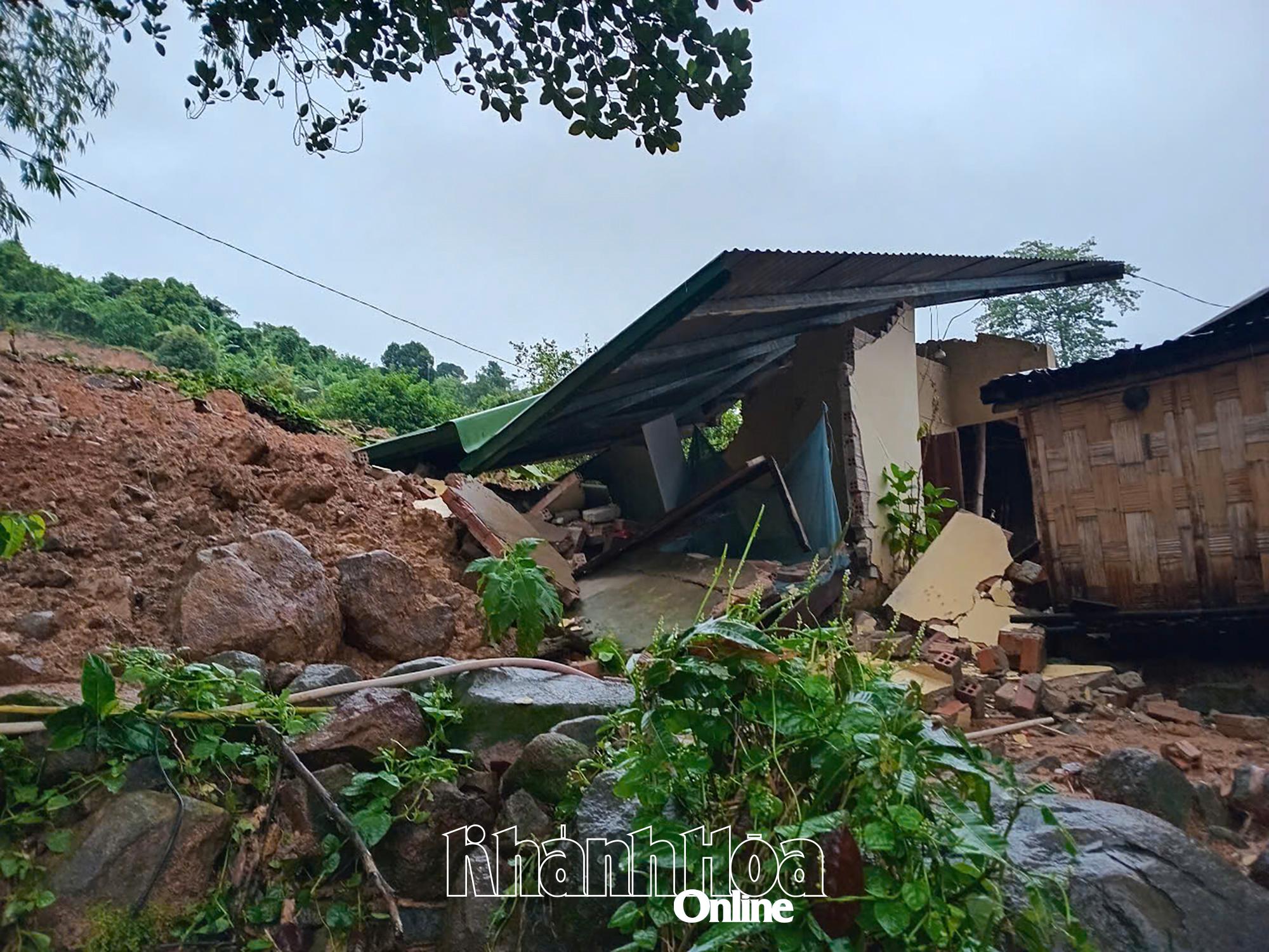 מפולת אדמה גרמה נזק לבית של משק בית בקומונה של טיי חאן סון.