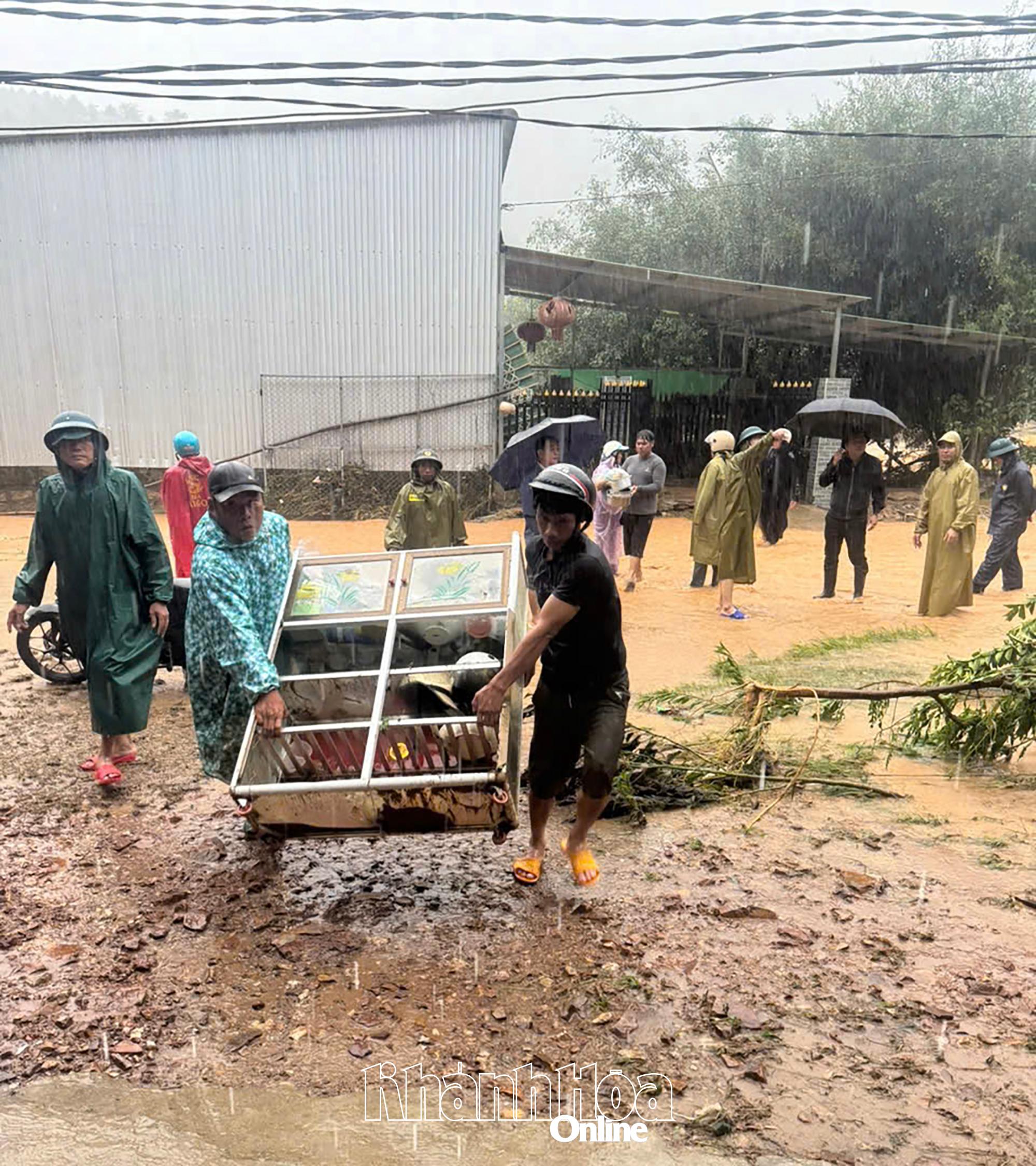 רשויות הקהילה של טיי חאן סון תומכות באנשים להעביר את רכושם למקום בטוח.