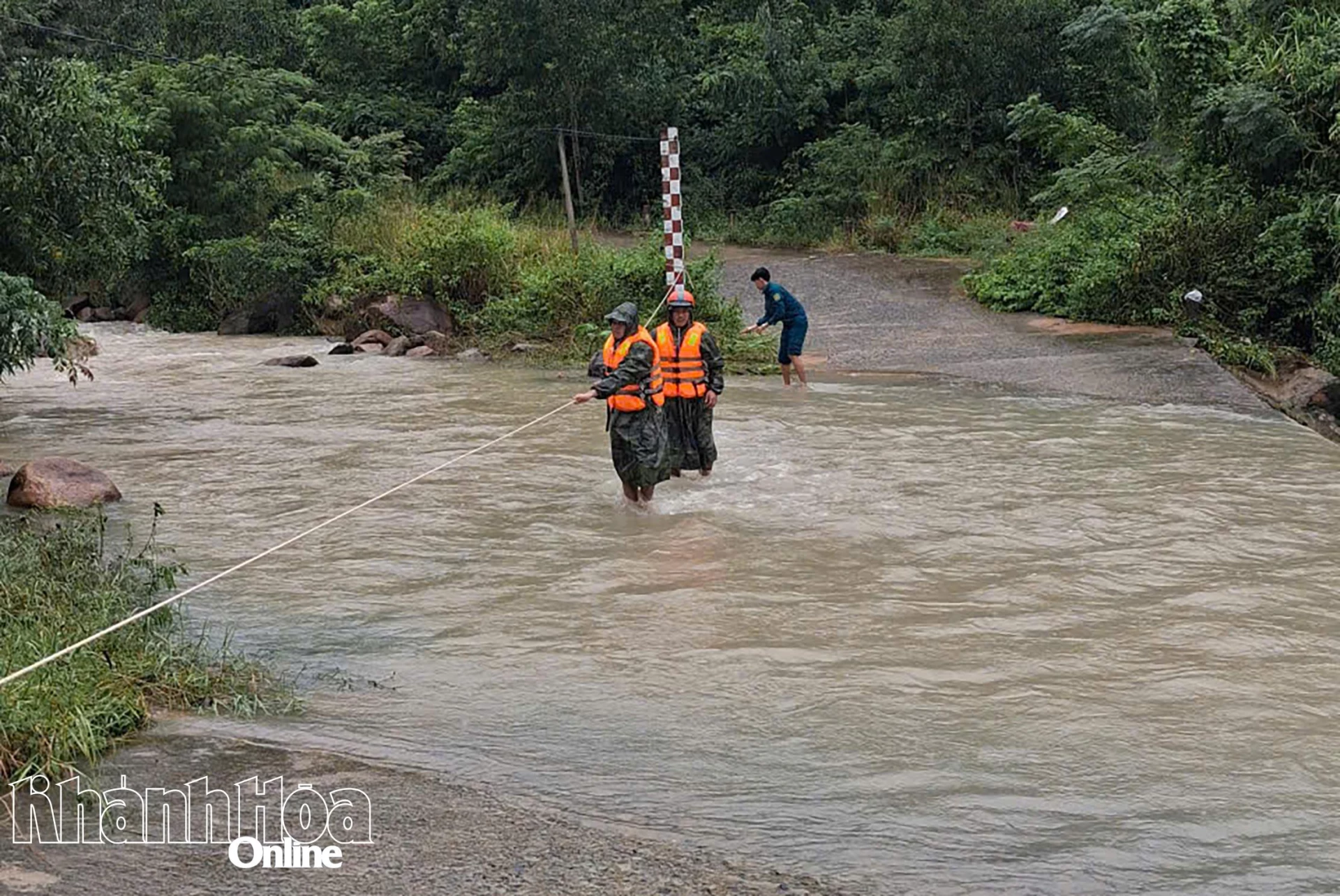 Soldaten des Regiments 108 der Division 305 unterstützen die Streitkräfte, um die Bevölkerung zu warnen.