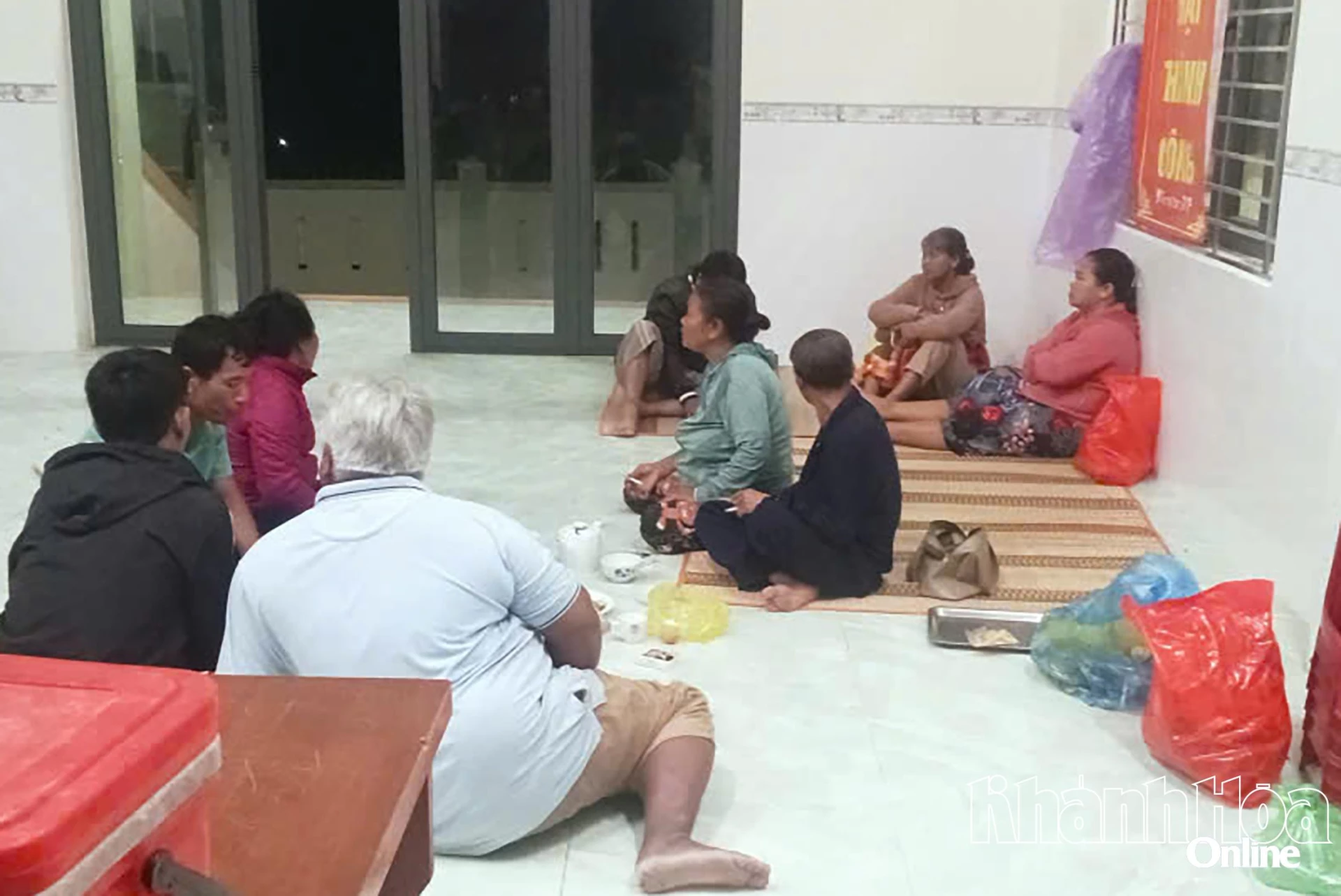 Evakuieren Sie die Menschen in sichere Unterkünfte.