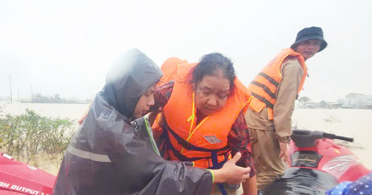 Ngập lụt ở Gia Lai: "Đồ đạt, tủ lạnh, máy giặt... bị lũ cuốn trôi qua hàng rào"