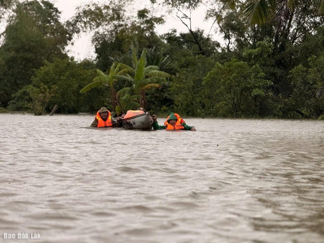 Veel gebieden in de oostelijke gemeenten en wijken van de provincie staan ​​nog steeds onder water.