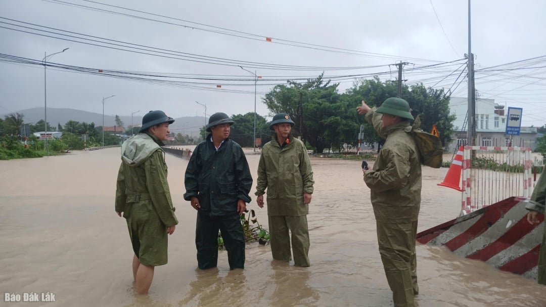 Provinciaal Partijsecretaris Luong Nguyen Minh Triet inspecteerde het overstroomde gebied in de gemeente Tuy An Bac. Foto: Trung Hieu