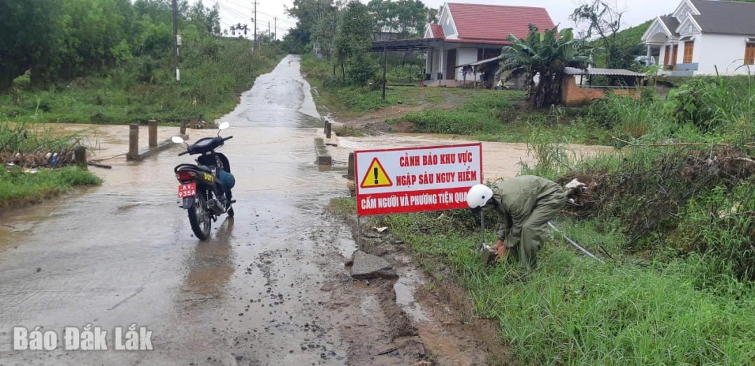 De autoriteiten hebben waarschuwingsborden geplaatst in gevaarlijke gebieden in de gemeente Ea Trang.