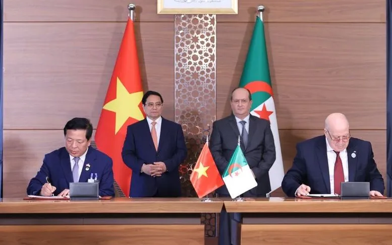 Thủ tướng Phạm Minh Chính và Thủ tướng Cộng hòa Algeria Sifi Ghrieb chứng kiến lễ ký Biên bản kỳ họp lần thứ 13 Ủy ban Hỗn hợp hợp tác kinh tế, khoa học và kỹ thuật Việt Nam - Algeria - Ảnh: VGP