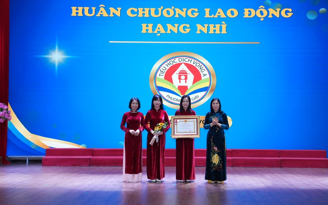 Bí thư Đảng ủy, Chủ tịch HĐND phường Cầu Giấy Trần Thị Phương Hoa trao tặng Huân chương Lao động hàng Nhì cho cơ sở giáo dục trên địa bàn