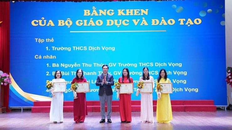 Phường Cầu Giấy tuyên dương các điển hình nhà giáo mẫu mực tiêu biểu năm học 2024 - 2025- Ảnh 2.
