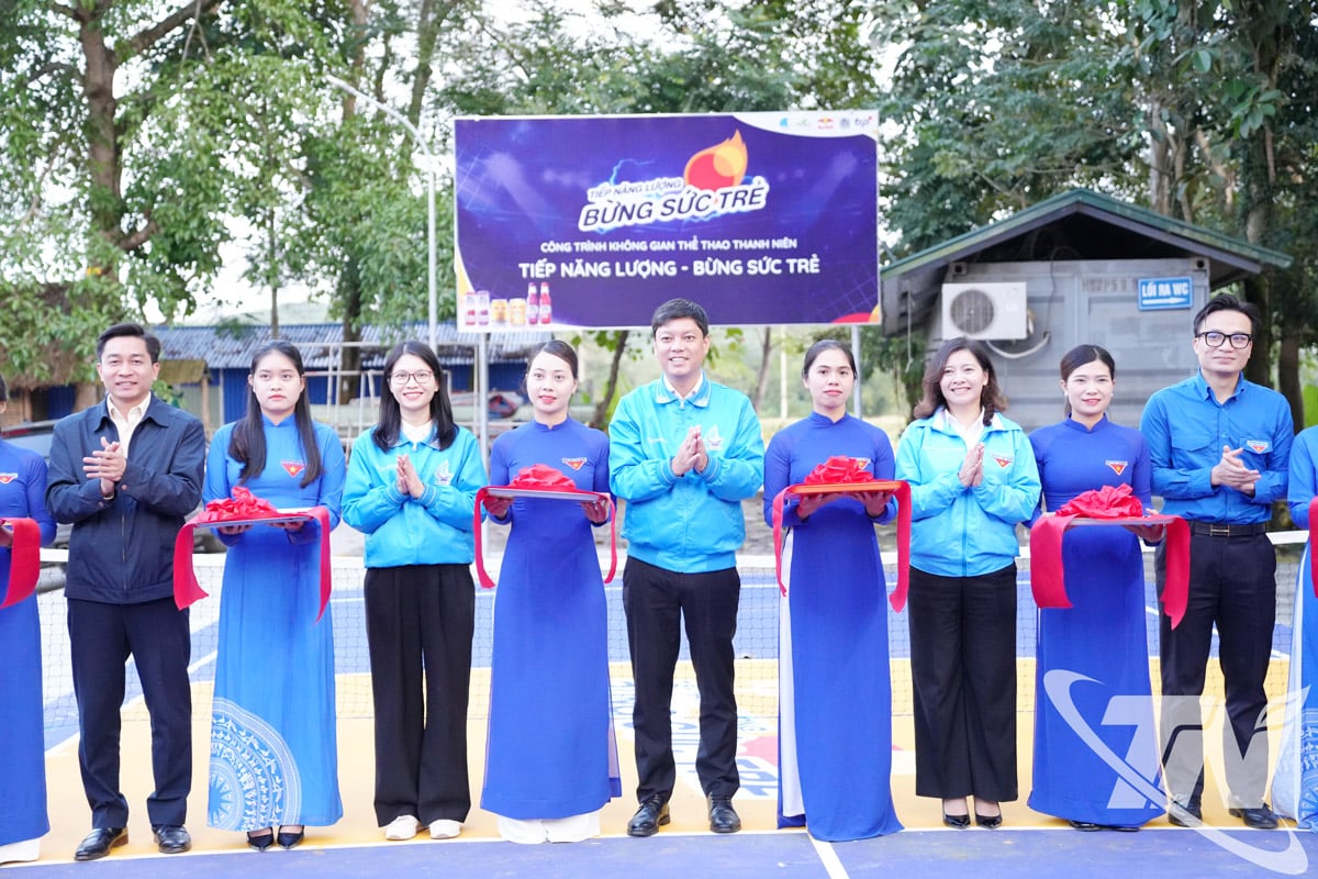 Các đại biểu cắt băng khánh thành công trình “Không gian Thể thao Thanh niên- Tiếp năng lượng, bừng sức trẻ” tại xóm Đuổm, xã Phú Lương.