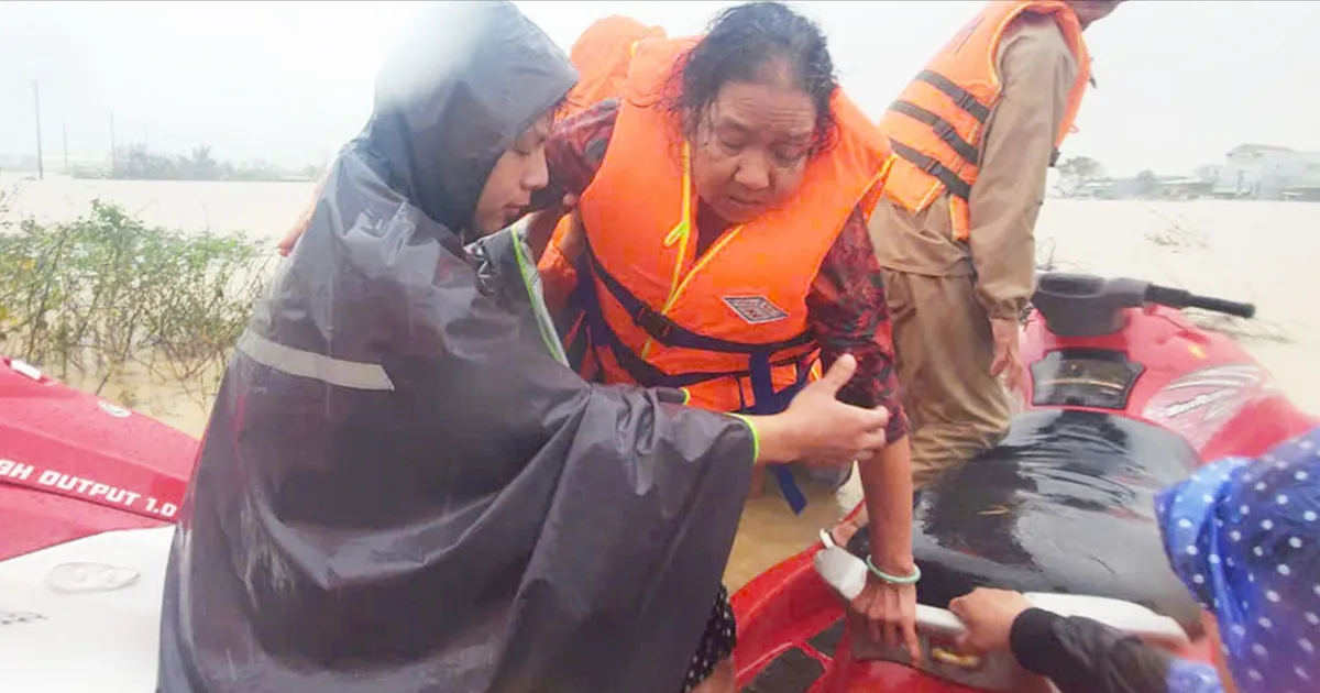 Ngập lụt ở Gia Lai: "Đồ đạc, tủ lạnh, máy giặt... bị lũ cuốn trôi qua hàng rào"