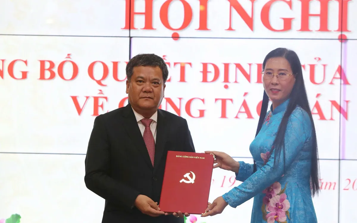 Phó Trưởng ban Tổ chức Trung ương Bùi Thị Quỳnh Vân trao quyết định và tặng hoa chúc mừng Phó Bí thư Tỉnh ủy Khánh Hòa Trần Phong.