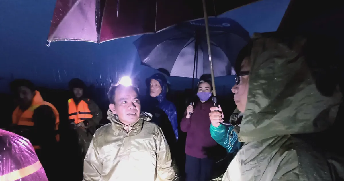 Gia Lai: Giăng dây, dùng ròng rọc giải cứu 31 người dân bên sông Ba