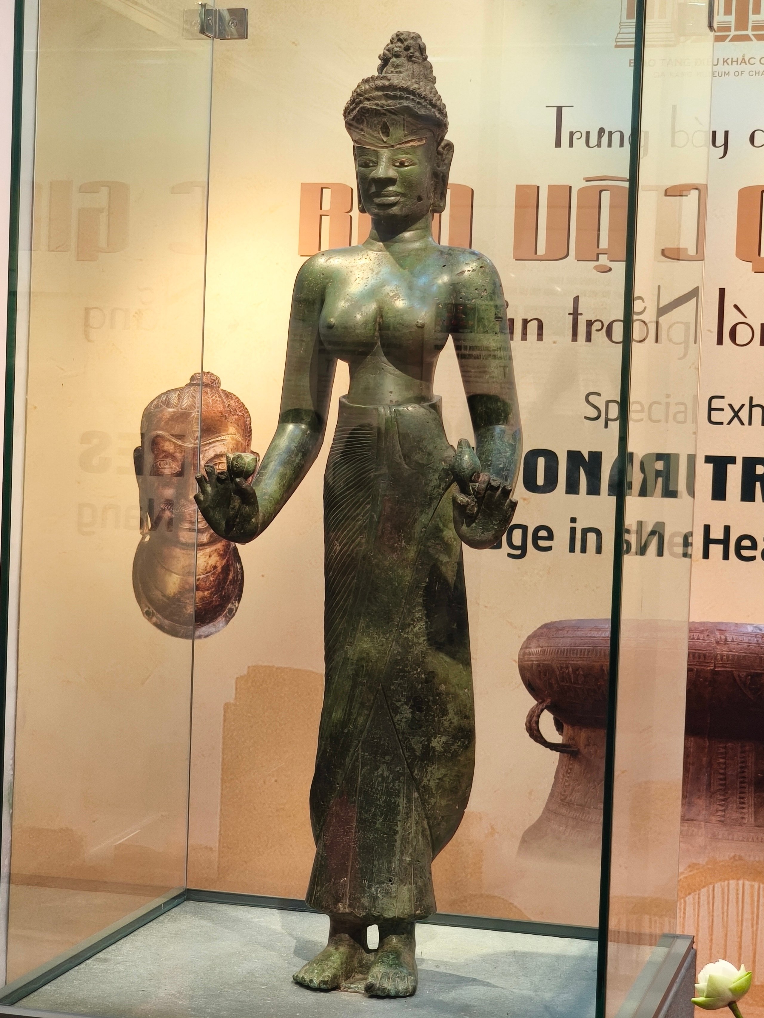 Lần đầu trưng bày bảo vật quốc gia tượng Bồ tát Tara hoàn chỉnh - Ảnh 1.