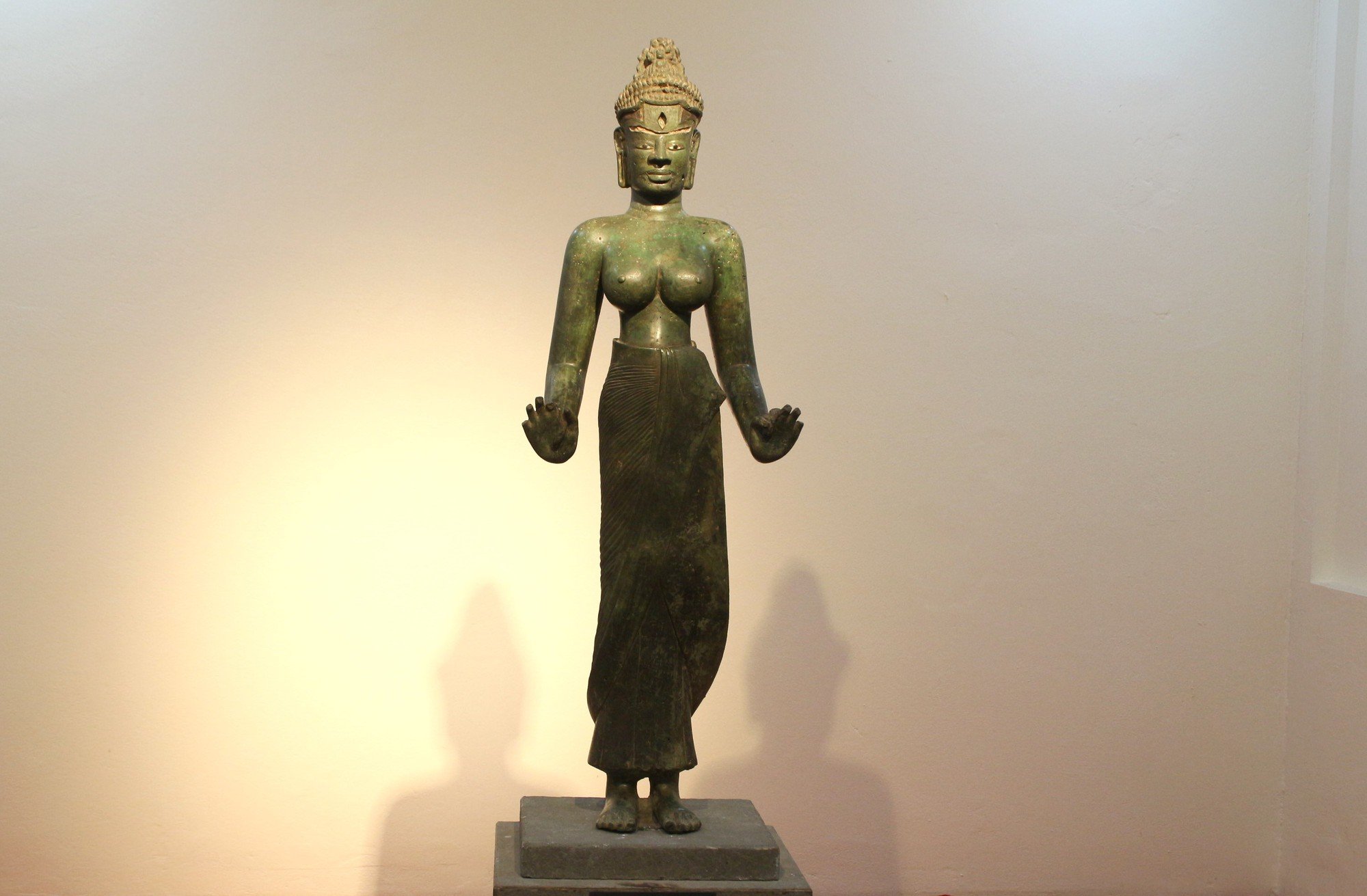 So sánh bản gốc và bản sao bảo tượng Bồ tát Tara trước cuộc hoàn nguyên  - Ảnh 1.