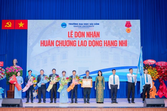 Trường ĐH Sài Gòn nhận Huân chương Lao Động hạng Nhì - Ảnh 1.