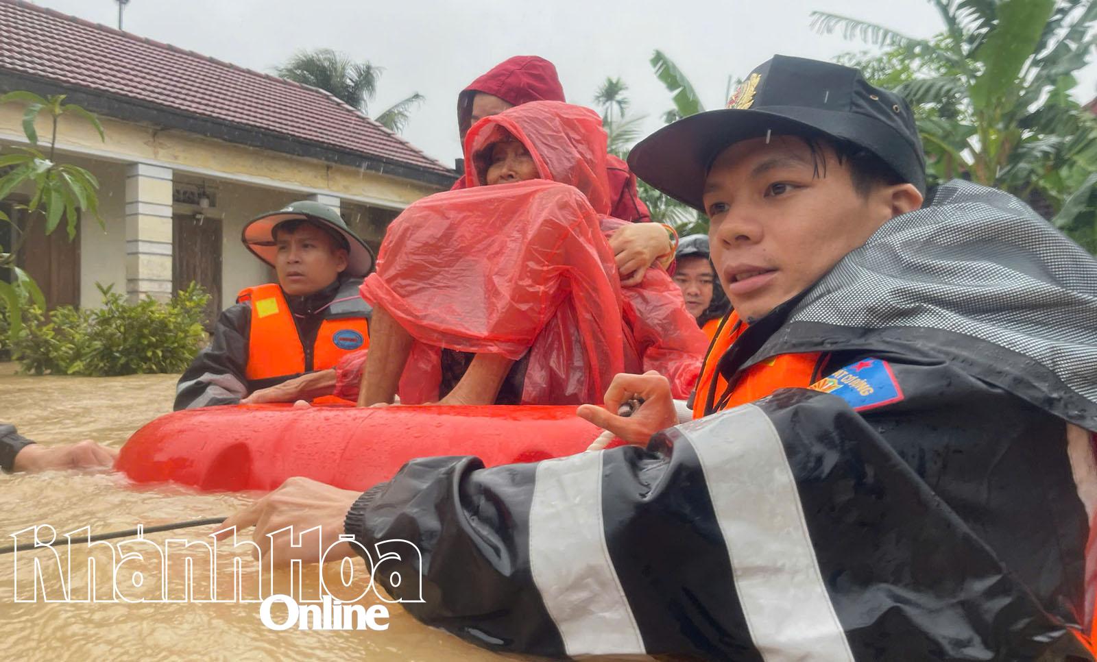 ប៉ូលីសចល័ត - ក្រសួងសន្តិសុខសាធារណៈជួយសង្គ្រោះប្រជាជនពីតំបន់លិចទឹកក្នុងឃុំ Dien Khanh