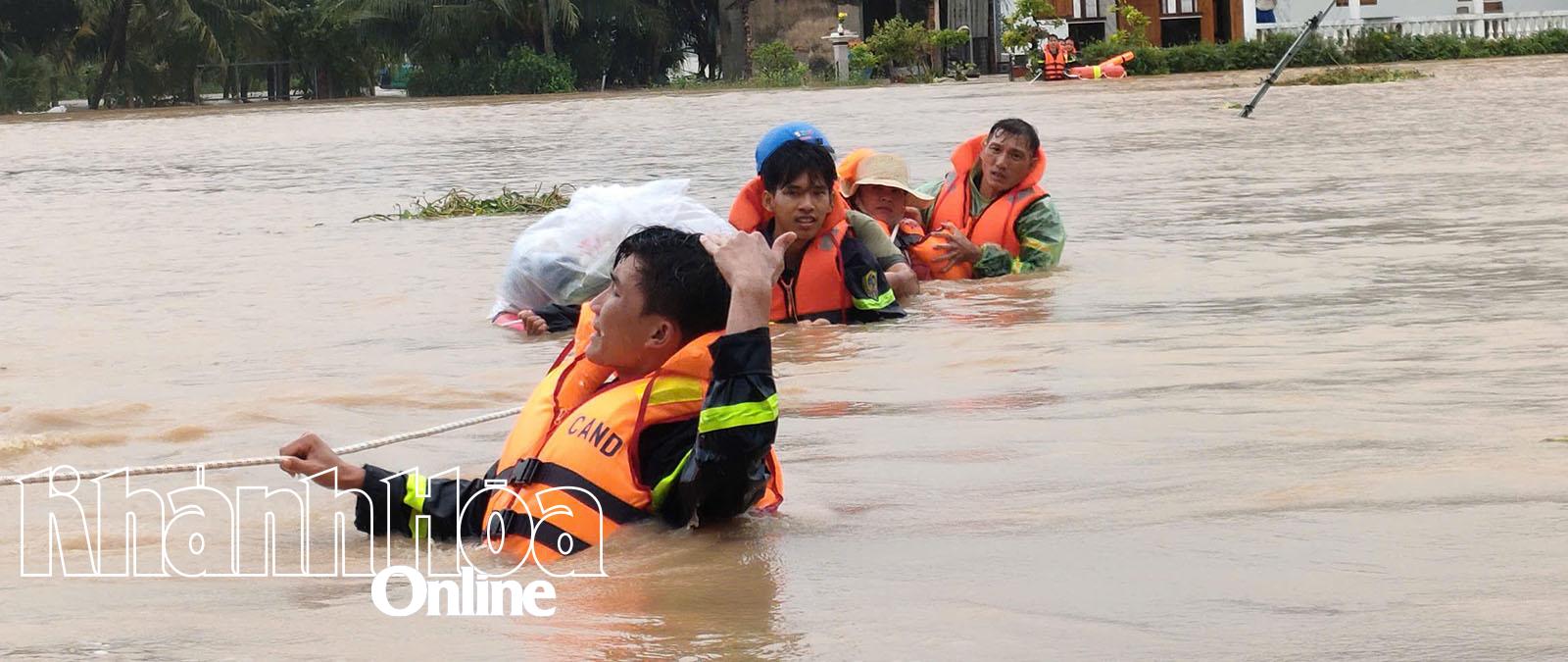 មន្ត្រីនគរបាលបង្ការ និងពន្លត់អគ្គីភ័យនៃស្នងការដ្ឋាននគរបាលខេត្ត ប្រើប្រាស់ខ្សែពួរជួយសង្រ្គោះប្រជាពលរដ្ឋនៅភូមិ My Loi ឃុំ Nam Ninh Hoa ។