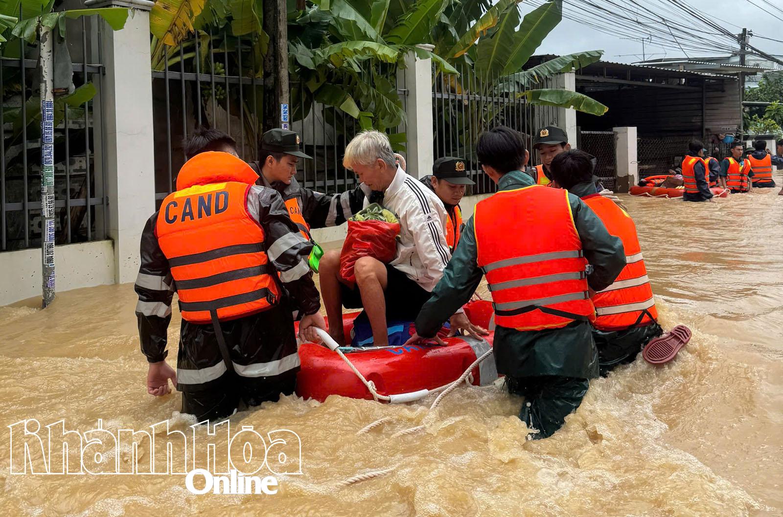 ជម្លៀសប្រជាជននៅតំបន់លិចទឹក Dien Khanh ទៅកាន់ទីទួលសុវត្ថិភាពជាបន្ទាន់
