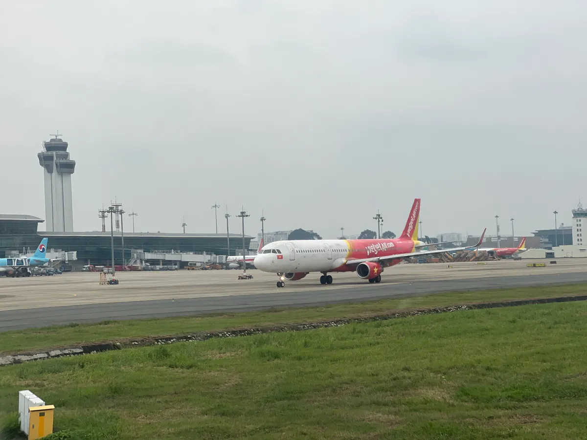 Nhu cầu vượt ngưỡng, Nội Bài và Tân Sơn Nhất điều chỉnh slot bay ‘giờ vàng’ - Ảnh 1.