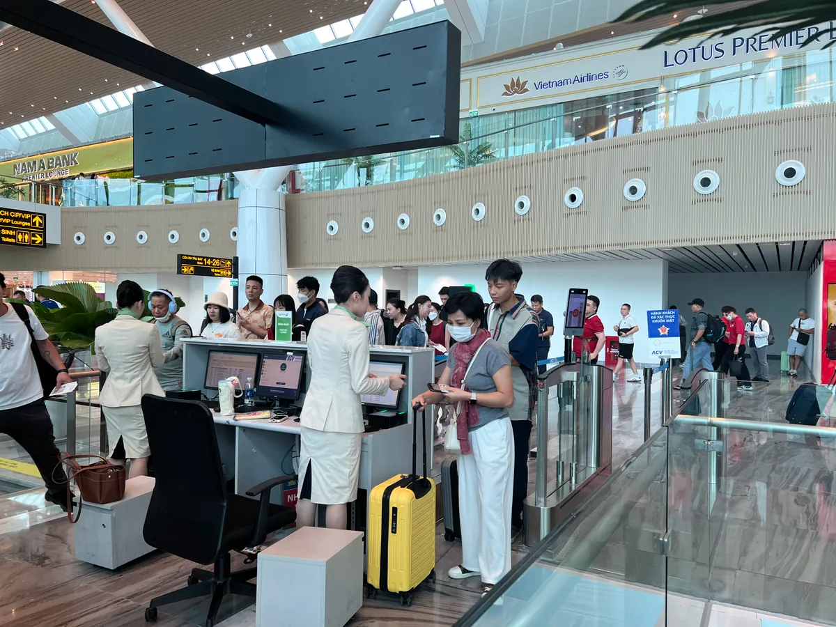 Nhu cầu vượt ngưỡng, Nội Bài và Tân Sơn Nhất điều chỉnh slot bay ‘giờ vàng’ - Ảnh 2.