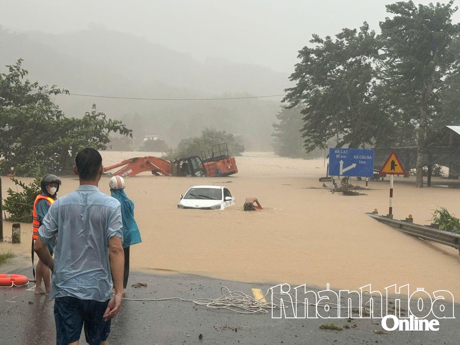 De gemeente Nam Khanh Vinh zette graafmachines van bedrijven in om mensen te evacueren.