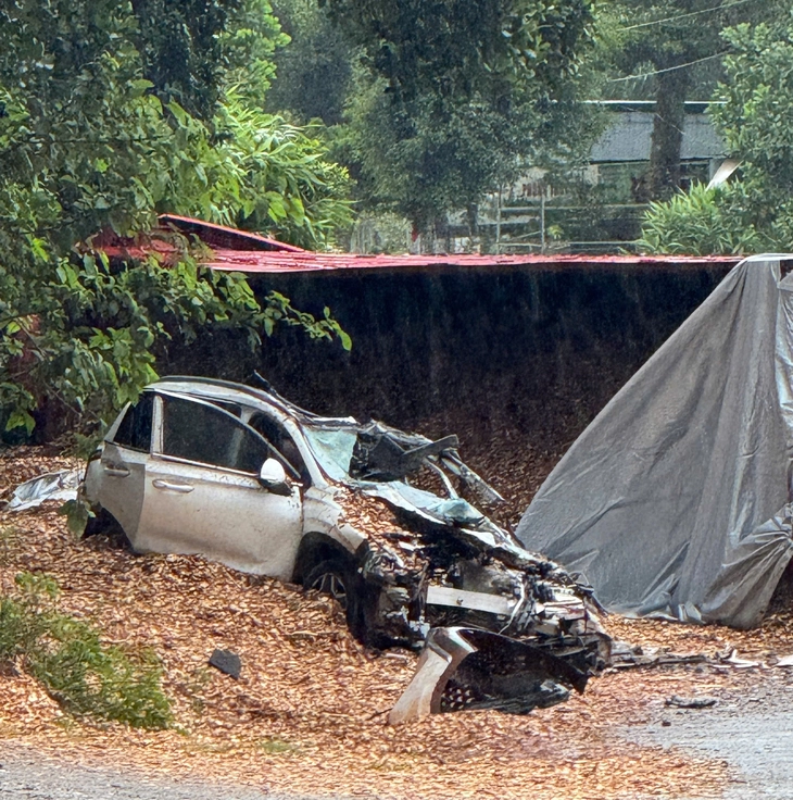 Thùng xe container lật đè xe con trên quốc lộ 28, có 5 người bị thương - Ảnh 1.