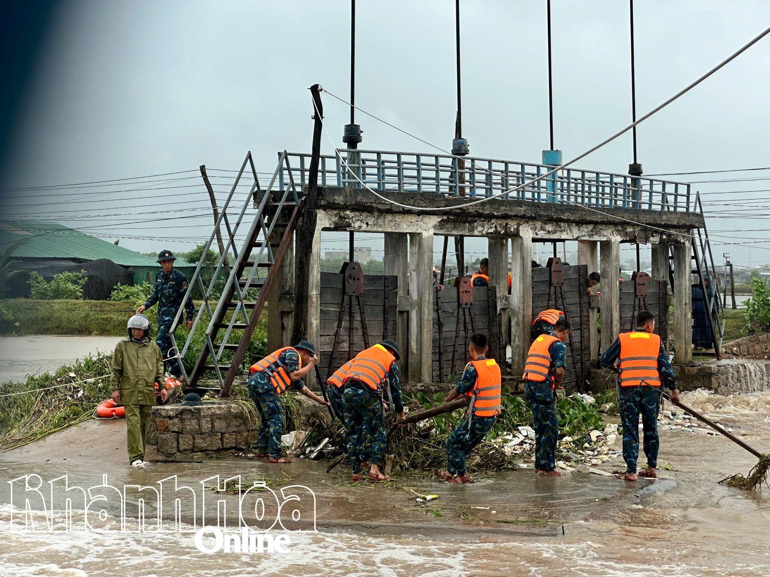 Các cán bộ, chiến sĩ Tiểu đoàn 24 khơi thông dòng chảy kênh mương chống ngập.