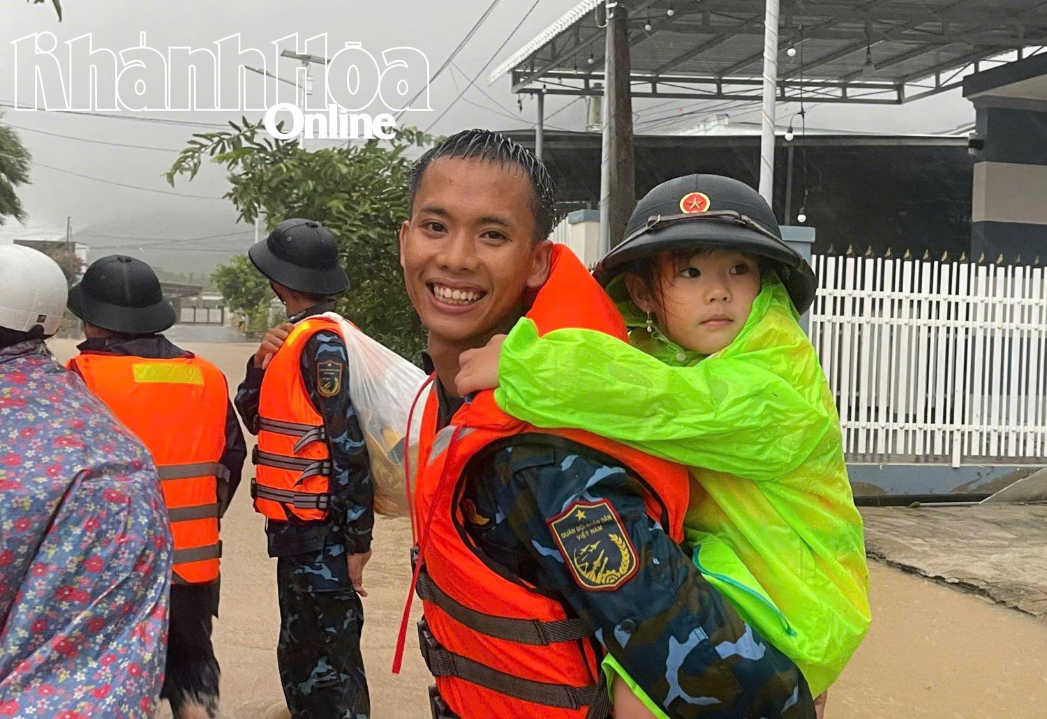 Cán bộ, chiến sĩ Trung đoàn 591 di dời dân đến nơi an toàn.