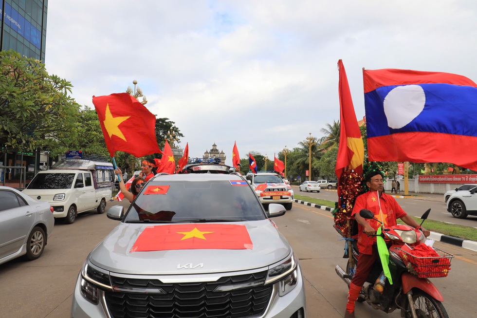 Khán giả Việt Nam nhuộm đỏ sân vận động quốc gia Lào, chờ màn trình diễn đỉnh cao- Ảnh 1.
