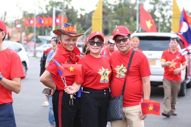 Khán giả Việt Nam nhuộm đỏ sân vận động quốc gia Lào, chờ màn trình diễn đỉnh cao- Ảnh 2.