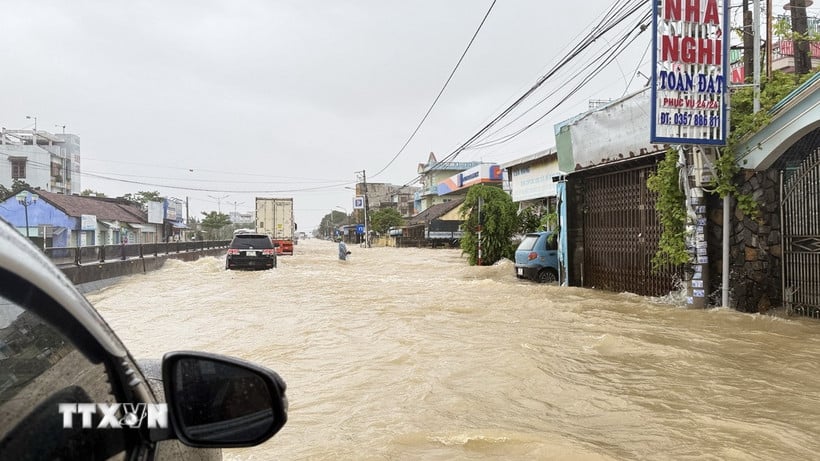 Úsek státní dálnice č. 1 v provincii Dak Lak byl hluboce zaplaven povodní. Foto: VNA