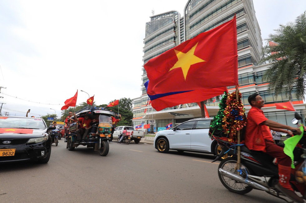 Khán giả Việt Nam nhuộm đỏ sân vận động quốc gia Lào, chờ màn trình diễn đỉnh cao- Ảnh 4.