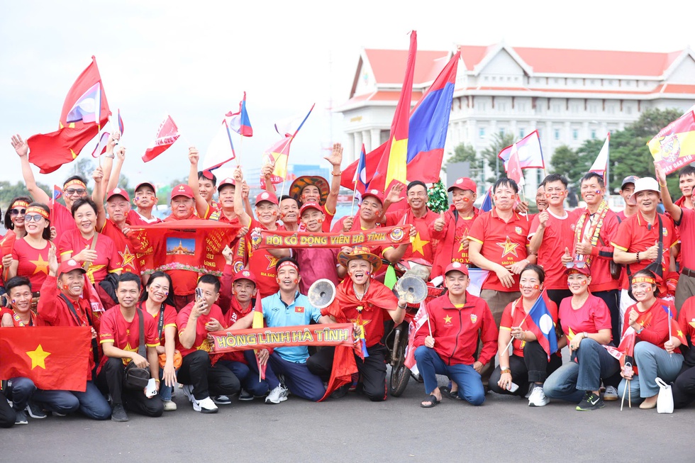 Khán giả Việt Nam nhuộm đỏ sân vận động quốc gia Lào, chờ màn trình diễn đỉnh cao- Ảnh 5.