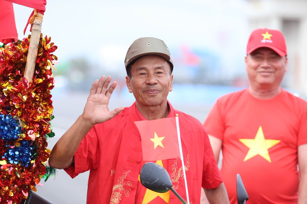 Khán giả Việt Nam nhuộm đỏ sân vận động quốc gia Lào, chờ màn trình diễn đỉnh cao- Ảnh 6.