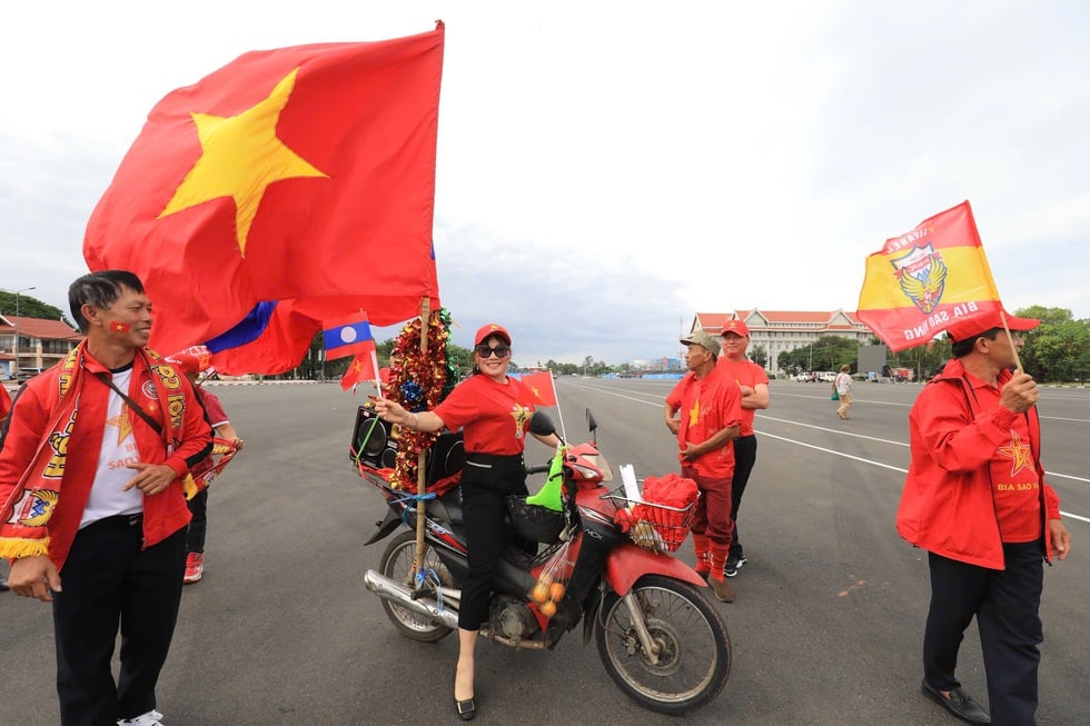 Khán giả Việt Nam nhuộm đỏ sân vận động quốc gia Lào, chờ màn trình diễn đỉnh cao- Ảnh 7.